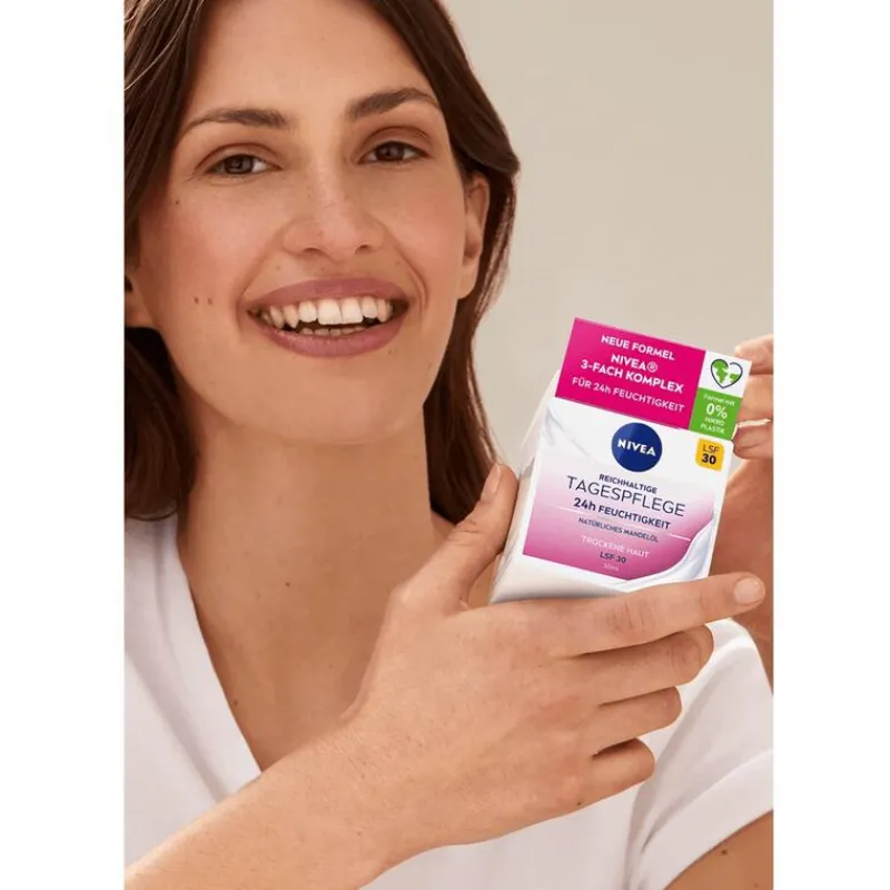 NIVEA Essentials 24u Voedende Dagcrème SPF 30 Droge Huid 50 ML